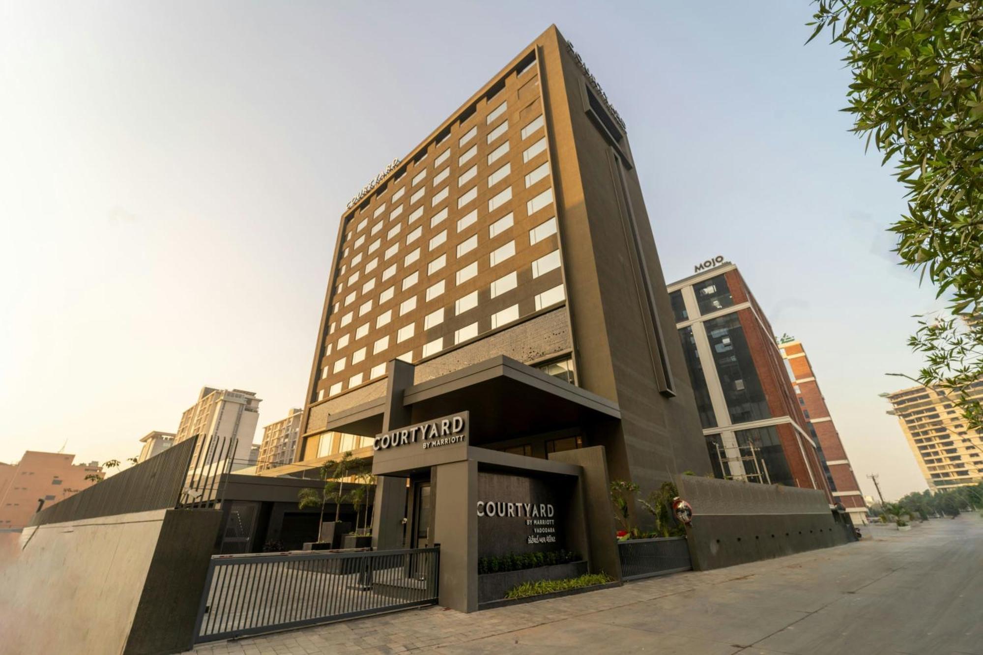 Courtyard By Marriott Вадодара Екстер'єр фото